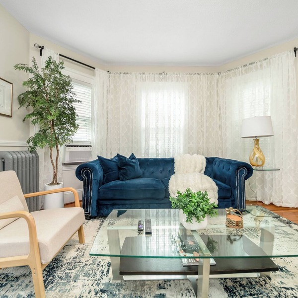 Perfect for large group 10 beds 4.6 mi to Downtown steps to T 5BD/2Bth