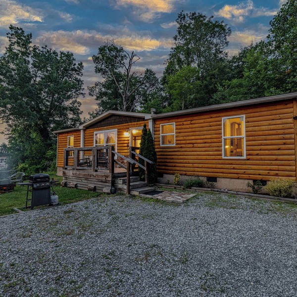 PERFECT LOCATION! 1 min from PF Parkway, Pets Welcome and Unlimited Parking.
