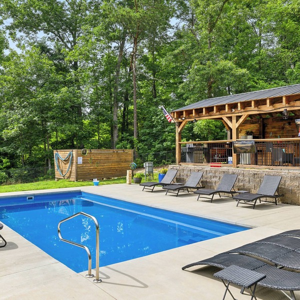 Perfect Location, Private Pool and Tiki bar fenced in yard, close to Dollywood