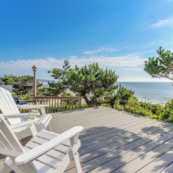 Perfect oceanfront beach getaway with amazing views walk to the beach