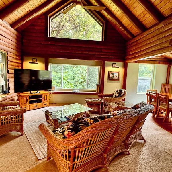 PERMITTED Charming LOG HOUSE Farm Stay! Upcountry Maui. Magical and Peaceful!