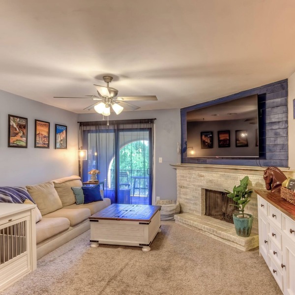Pet-friendly 1-bedroom condo in NW Tucson with Fireplace & Covered Patio