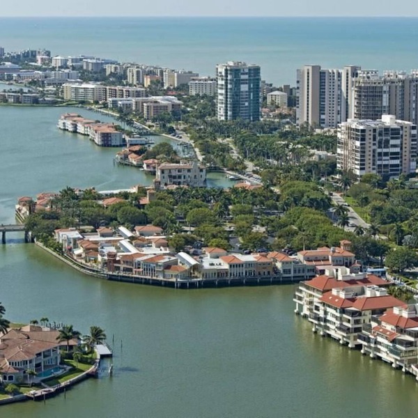PET FRIENDLY 2/2 HOME IN PARK SHORE TOWNHOME WITH PRIVATE BEACH ACCESS