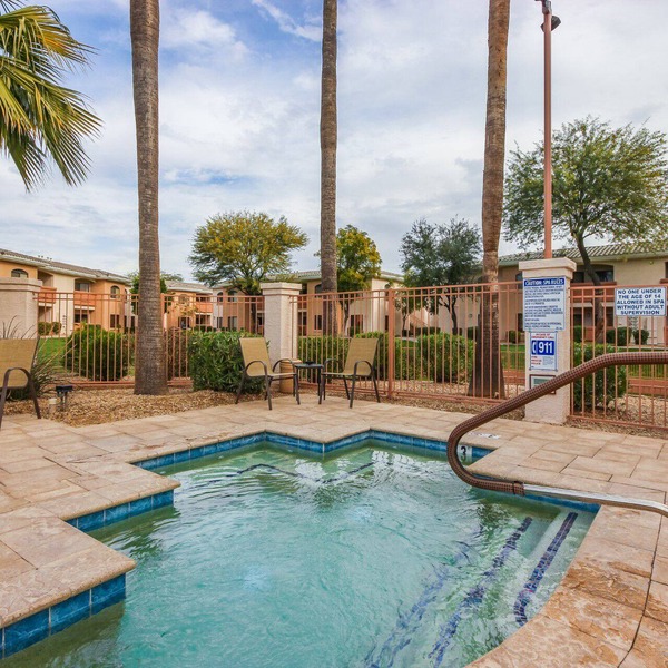 Pet Friendly! 2 KING Beds, Heated Community Pool! 3 miles from Cardinal Stadium!