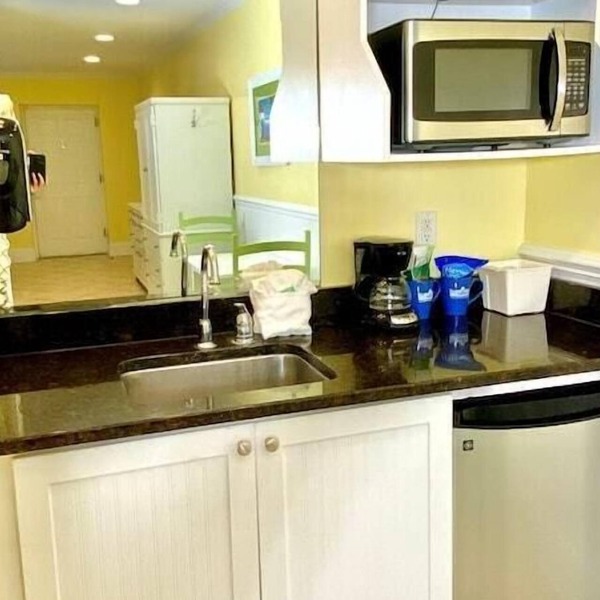 Pet-friendly, 3 Blocks to Beach, Pool, #301