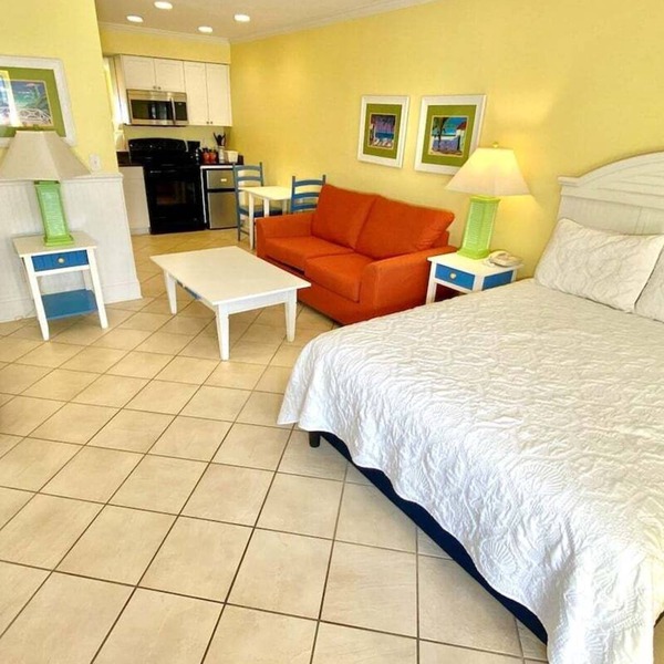 Pet-friendly, 3 Blocks to Beach, Pool, #403