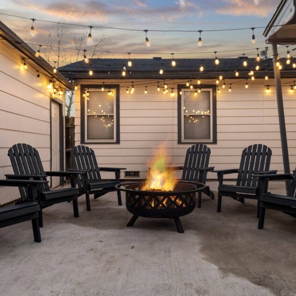 Pet Friendly, 5Min Downtown, Backyard & Firepit