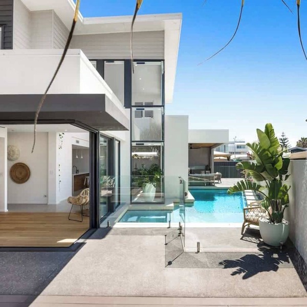 Pet friendly Luxury stay walk to beach & Heated Pool