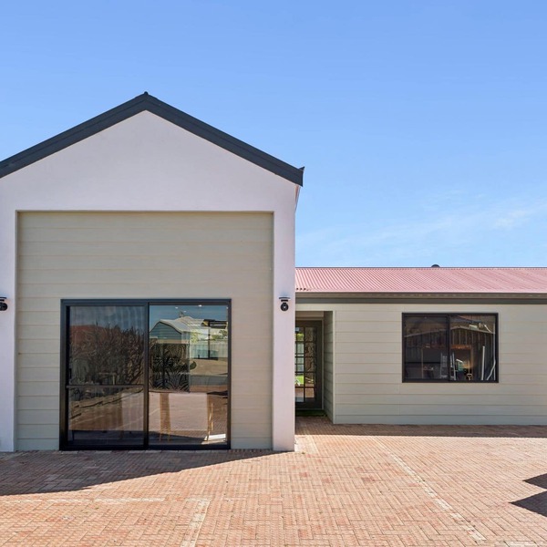 Pet-Friendly. Beach retreat. Welcome pack on arrival.