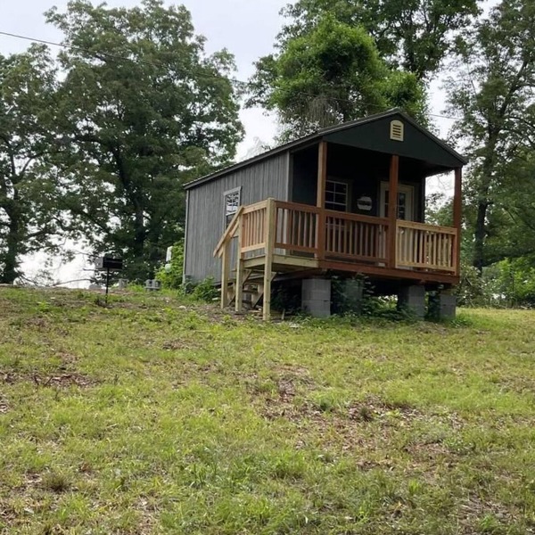 Pet friendly Camping cabin close to Buffalo River
