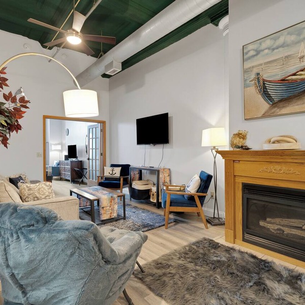 Pet-Friendly Canal Park Condo|Near Lakewalk| Pool| Sauna| Gym