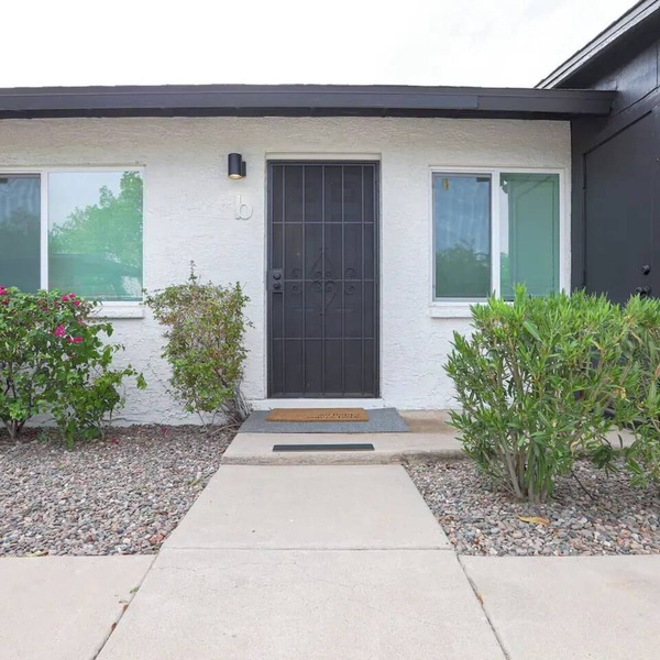 Pet Friendly Cozy Villa w/Private Backyardnn