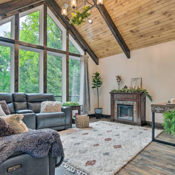 Pet-Friendly Delta Cabin w/Private Hot Tub!