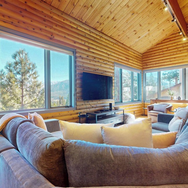 Pet-Friendly Deluxe Townhome. Private Hot Tub & Gas Grill, Near Lakes Basin