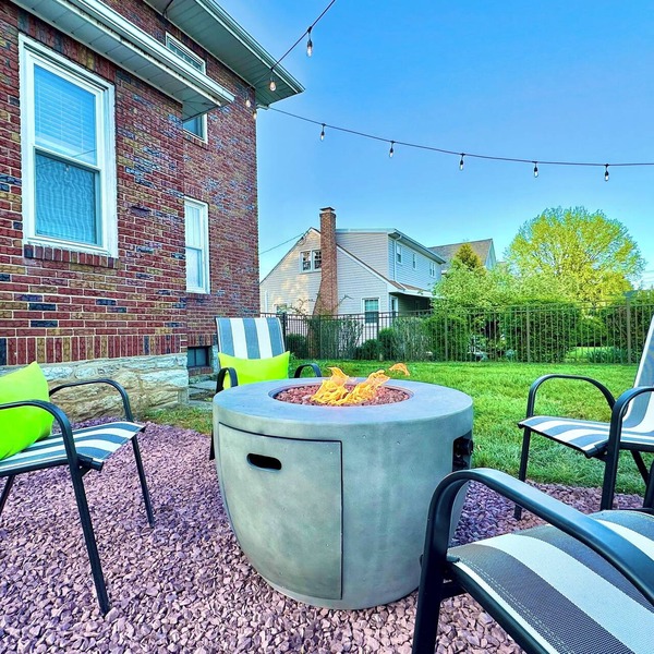 Pet Friendly! Firepit & Gameroom- Walk To Restaurants, 15 Mins To Hershey Park!