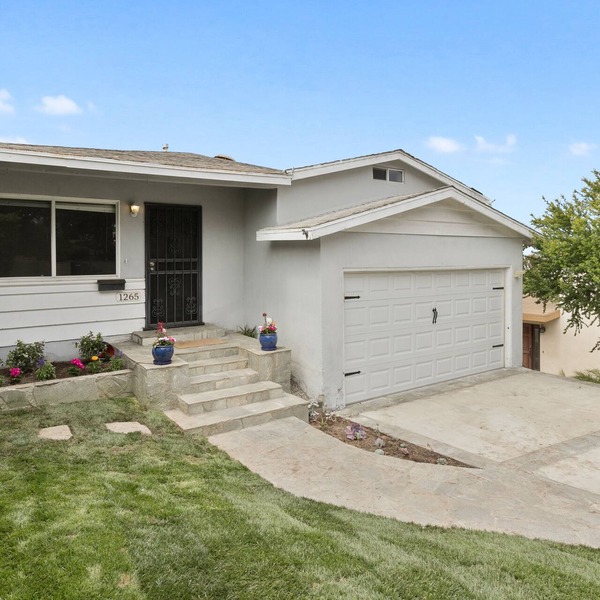 Pet friendly Hermosa home with great views over LA
