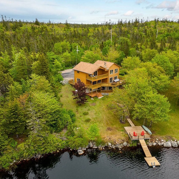 Pet-friendly Lakefront Home w/Sauna. Close to Peggy's Cove, 40 Mins to Halifax.