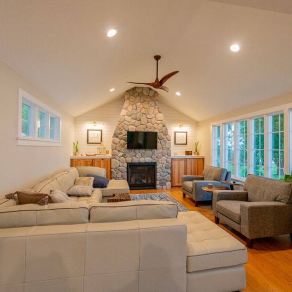 Pet-Friendly Lakefront Cottage with kayaks