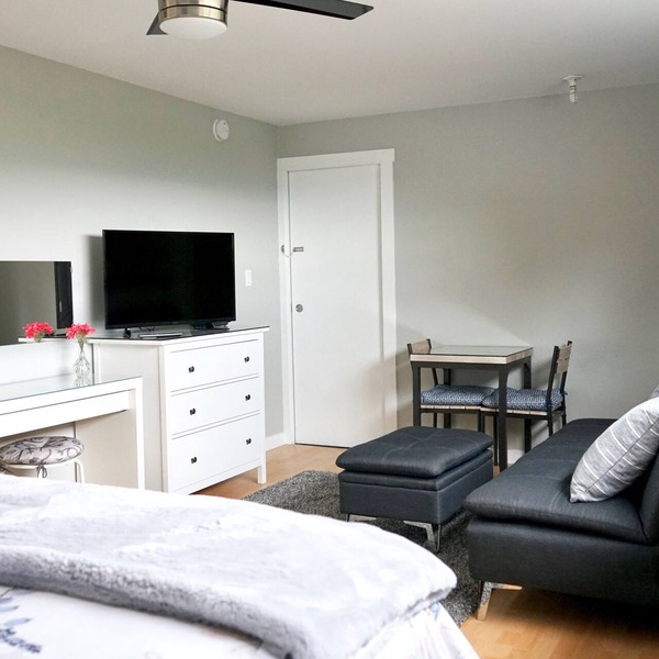 PET FRIENDLY! Licensed Bed and Breakfast.