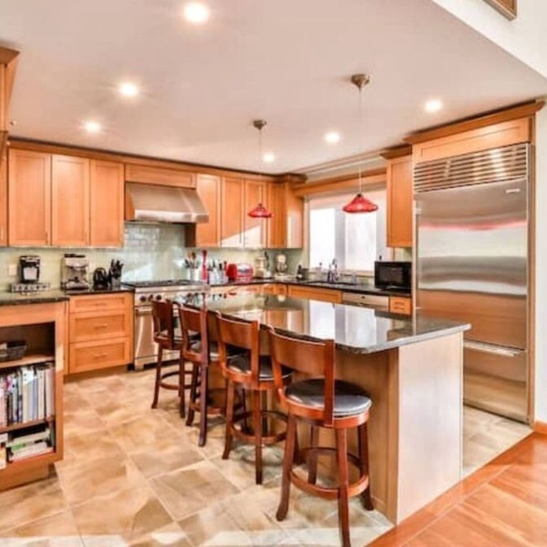 Pet friendly mountain house, stunning views, chefs kitchen, mins to Hunter/Windm