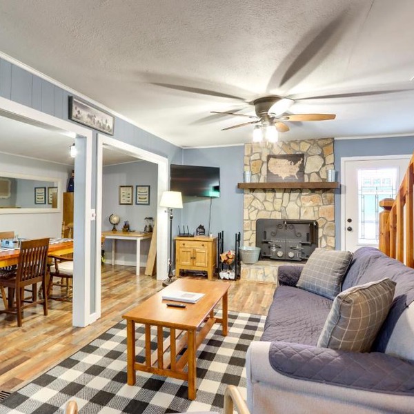 Pet-Friendly Murphy Home: Grilling Deck + Fire Pit