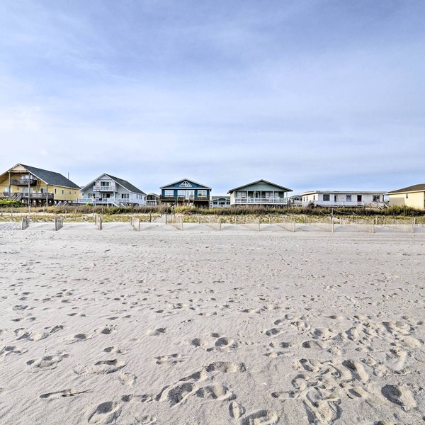Pet-friendly Second Row House Steps to Beach!