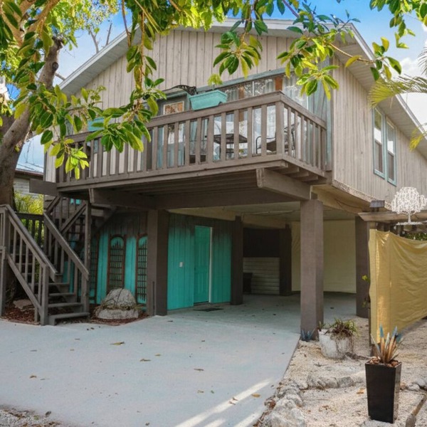 Pet Friendly! Steps to white sandy beaches and the bay! Discounts applied for stays longer than 7 days and 30 days!