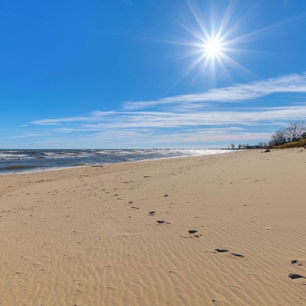 Pet Friendly! Steps to Beach - ‘Lakeview Cottage’