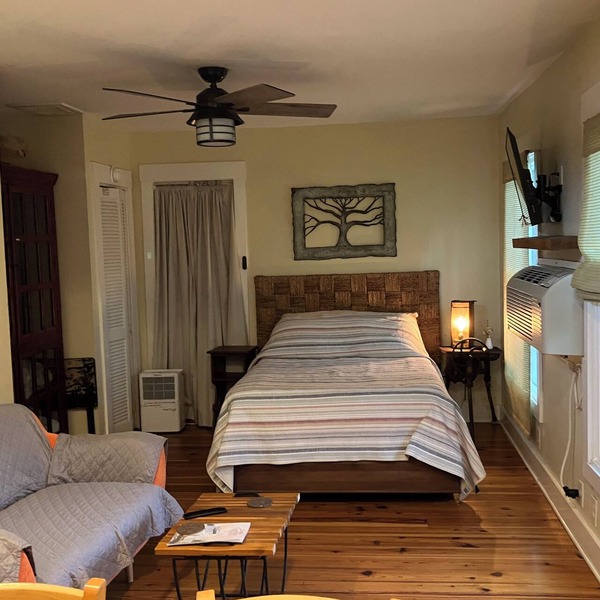 Pet friendly studio in old Mt Pleasant 3 miles to beach, 7 miles to Charleston