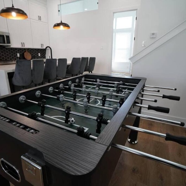 Pet Friendly Stylish 4 Bedroom home Close to All