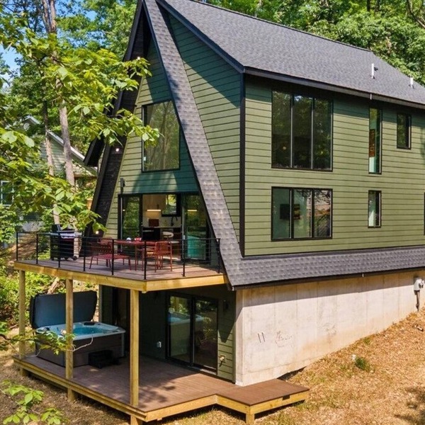 Pet-Friendly Treehouse Sanctuary w/Hot Tub & Firepit