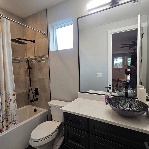 Pet-friendly, upper-level 3-bedroom home with AC, WiFi