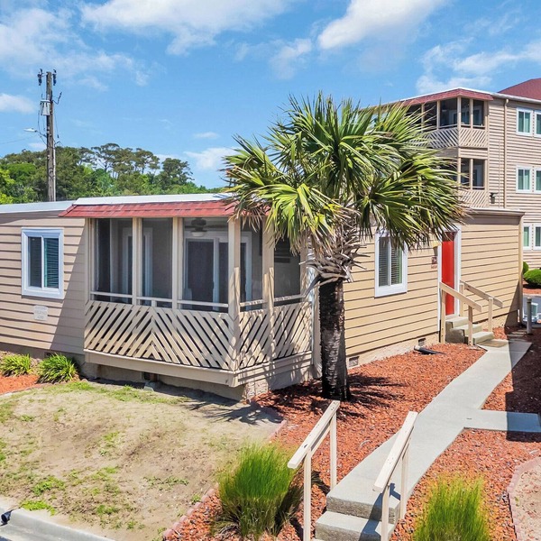 Pet Friendly Ocean View Cottage - Outdoor Pool - Walk to main street