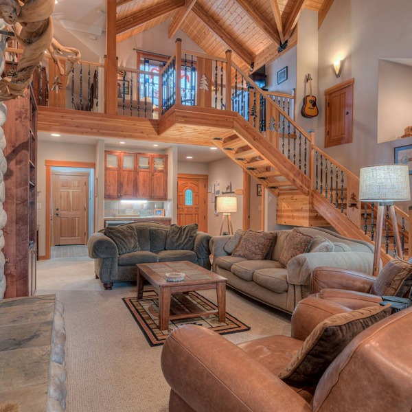 Pet Friendly w/Fee, Hot Tub, Fireplace, Bikes, A/C and 10 Unlimited SHARC!