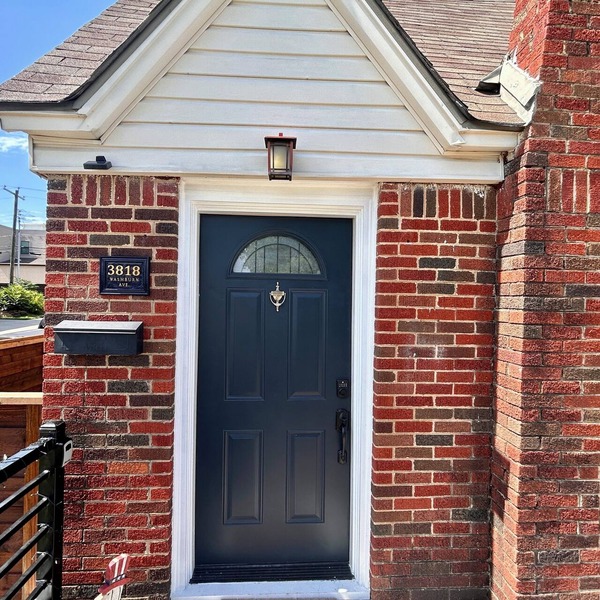 Pet-Friendly Weekend Retreat with Private Yard-Walking distance to Dickies Arena