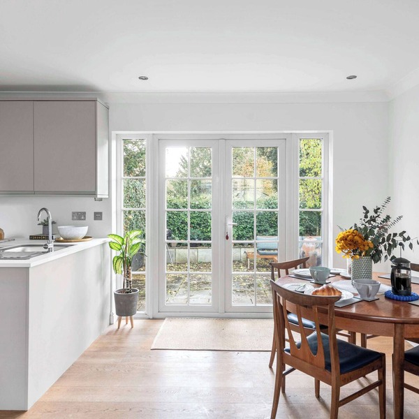 Pet Friendly With Enclosed Leafy Outdoor Space