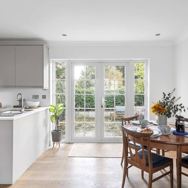 Pet Friendly with enclosed leafy outdoor space