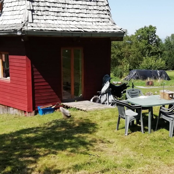 Petit Chalet Pentagonal Entre Prés et Forêt