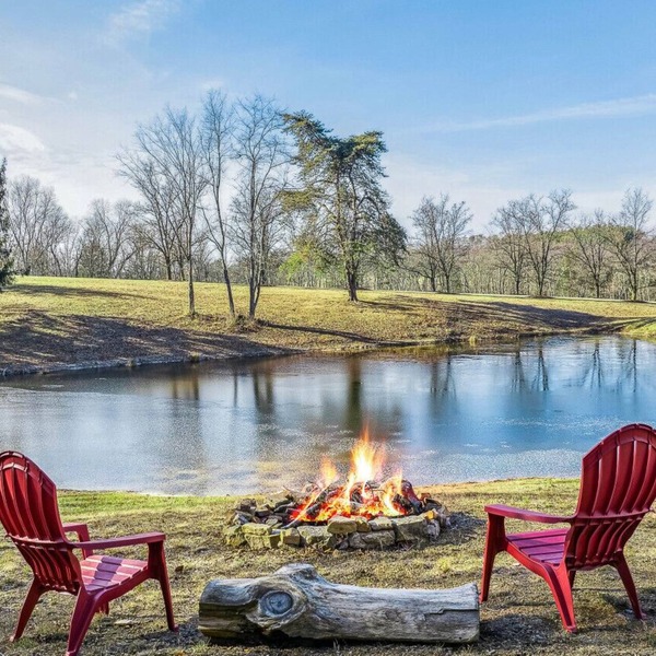 Pets | Wifi | Pond | Fireplace | Deck | Grill | Screen Porch |Private