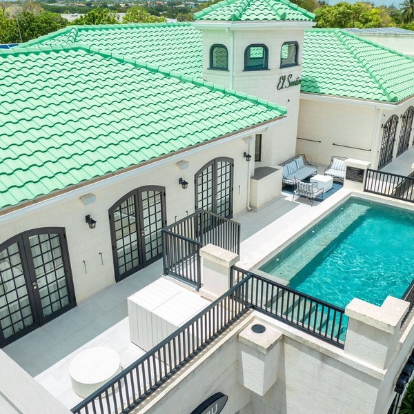 PH2 - Luxury Oceanview 2BR Penthouse w/Rooftop Pool directly opp. Worthing Beach