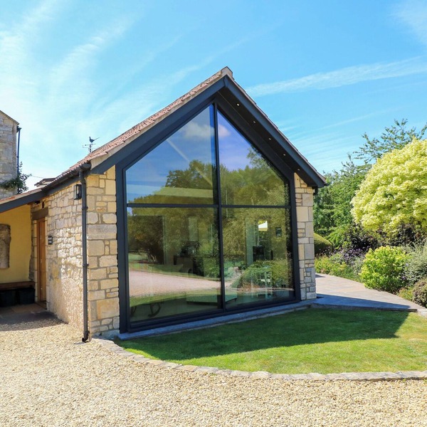 PHEASANT COTTAGE, romantic, with a garden in Bath