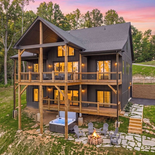 Phoenix Lodge - Killer Mountain Views, Hot Tub, Firepit + Sleeps 10