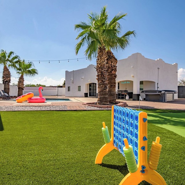 Phoenix Villa - Private Resort Style backyard, Pool, Volleyball, Putting Green