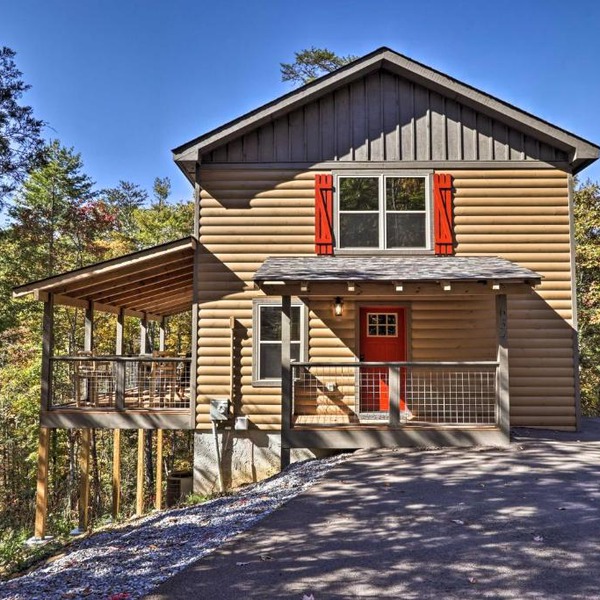 Pigeon Forge Cabin w/Hot Tub: 1 Mi to Parkway