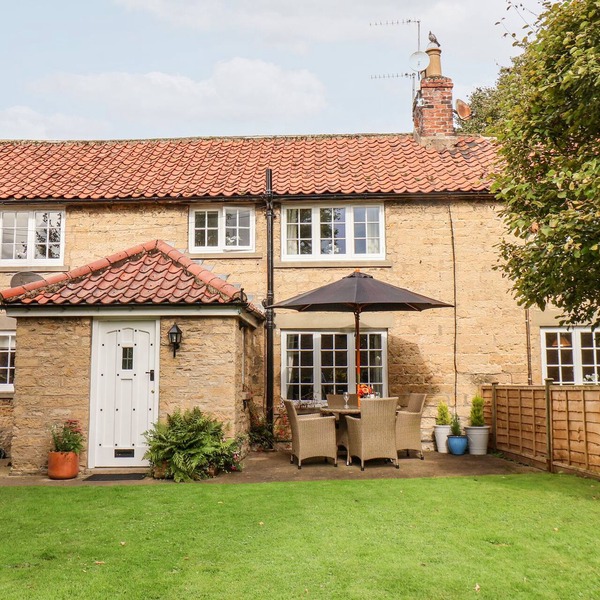 PINE COTTAGE, pet friendly, country holiday cottage in Snainton