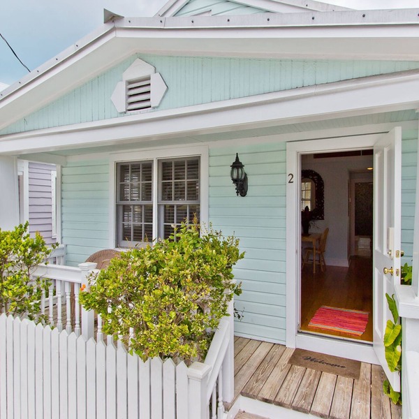 PINEAPPLE COTTAGE ~ Adorable, Updated Old Town Cottage w/Shared Heated Pool!