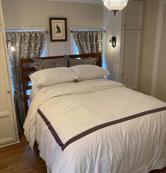 Pineapple House, Spacious 1st Floor Apartment! City Center! 96 Walk Score! FREE parking!