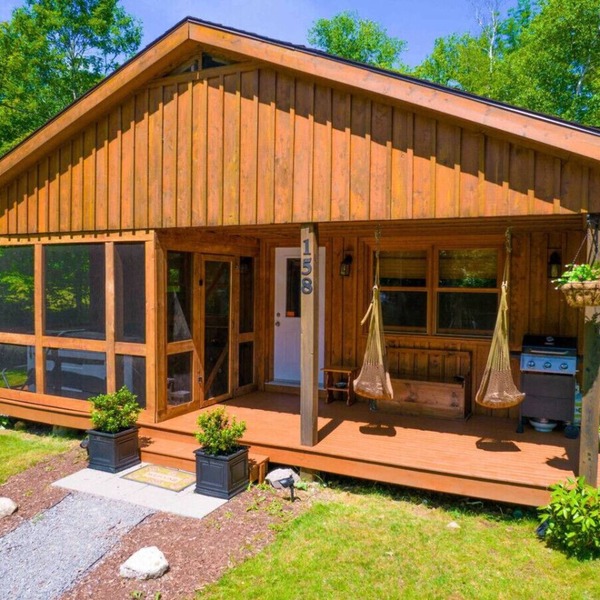 Pinecone Cottage Hot Tub & Projector at Falls Lake
