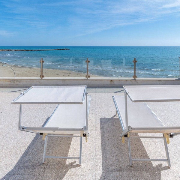 Pitagora, beachfront apartment with panoramic view