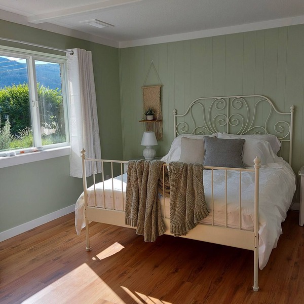 Pixie Bay Cottage retreat with amazing lake & mountain views & beach access